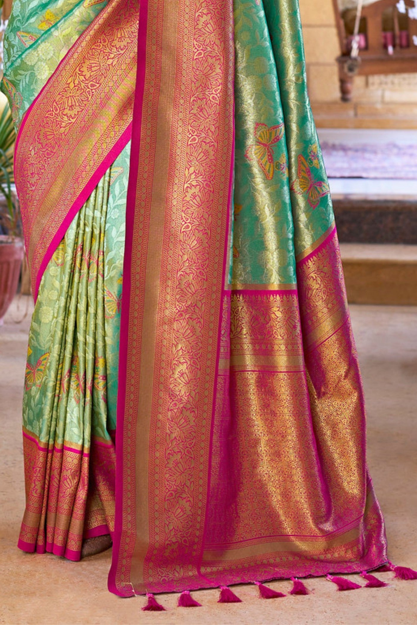 Como Green Woven Kanjivaram Saree