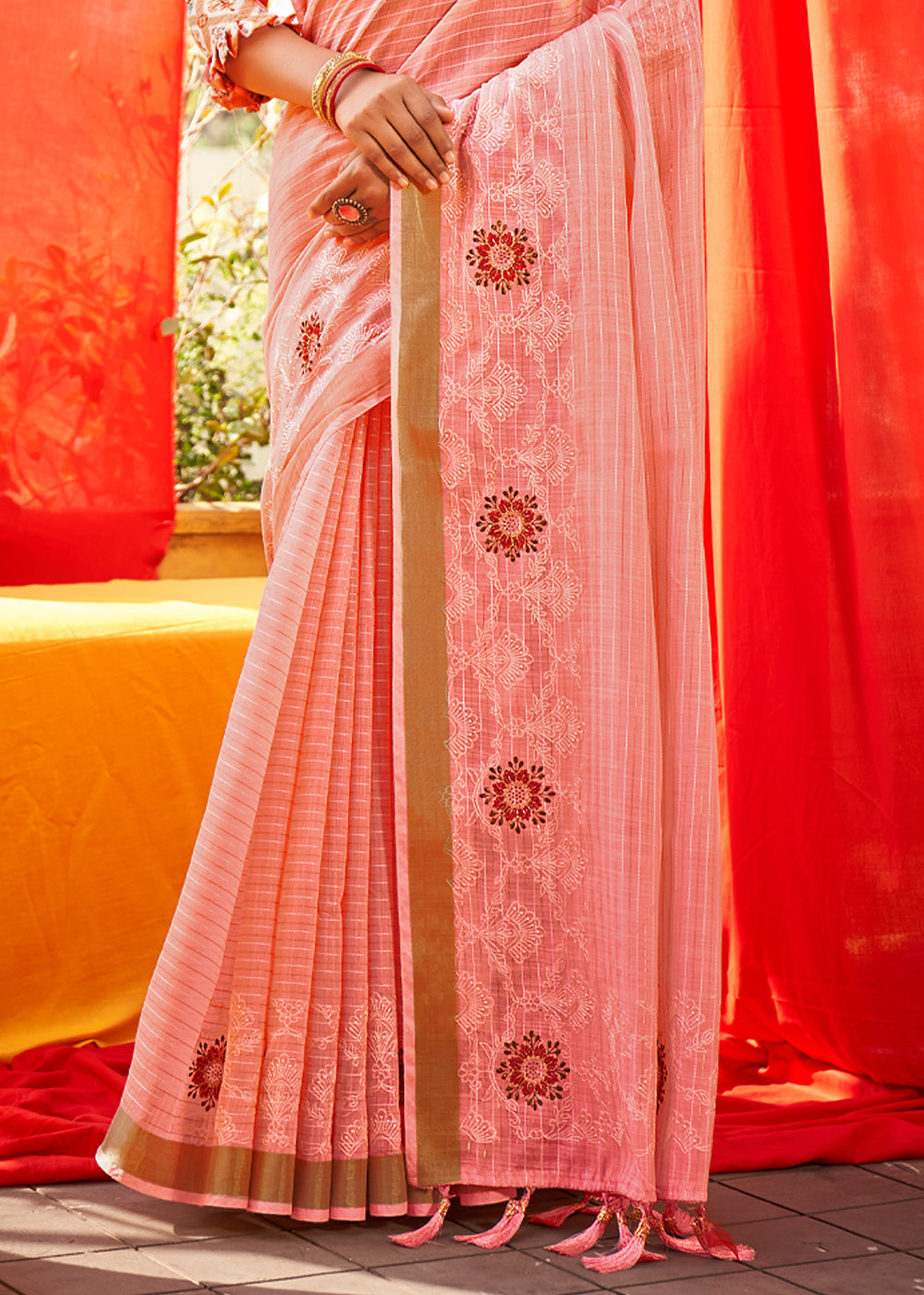 Wax Flower Pink Woven Linen Silk Saree