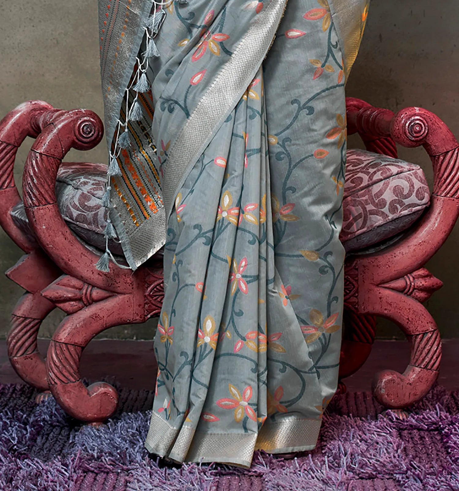 Grey Floral Jamdani Spun Cotton Handwoven Saree