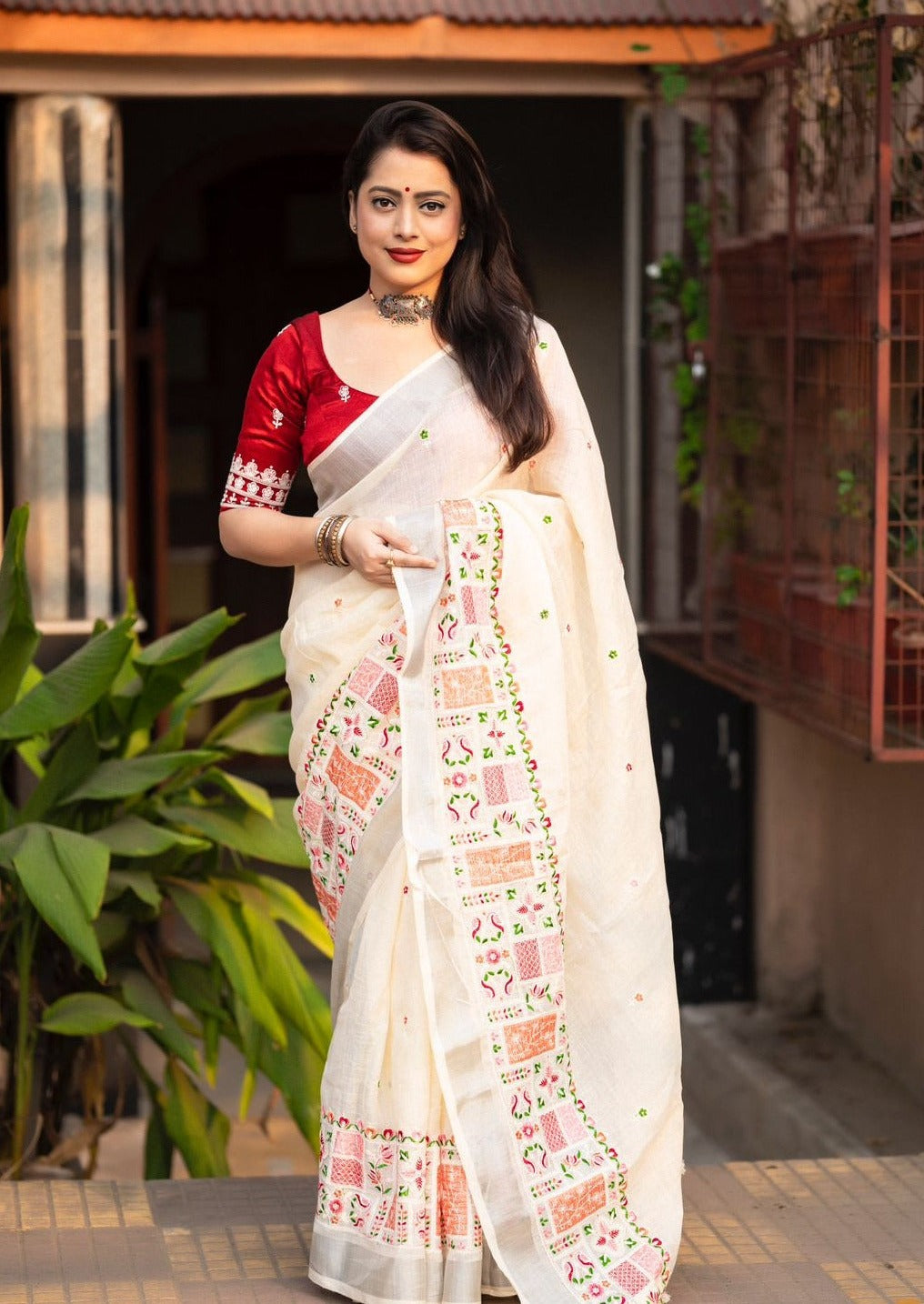 Soft Linen Saree With Silver Woven Pattu Border.