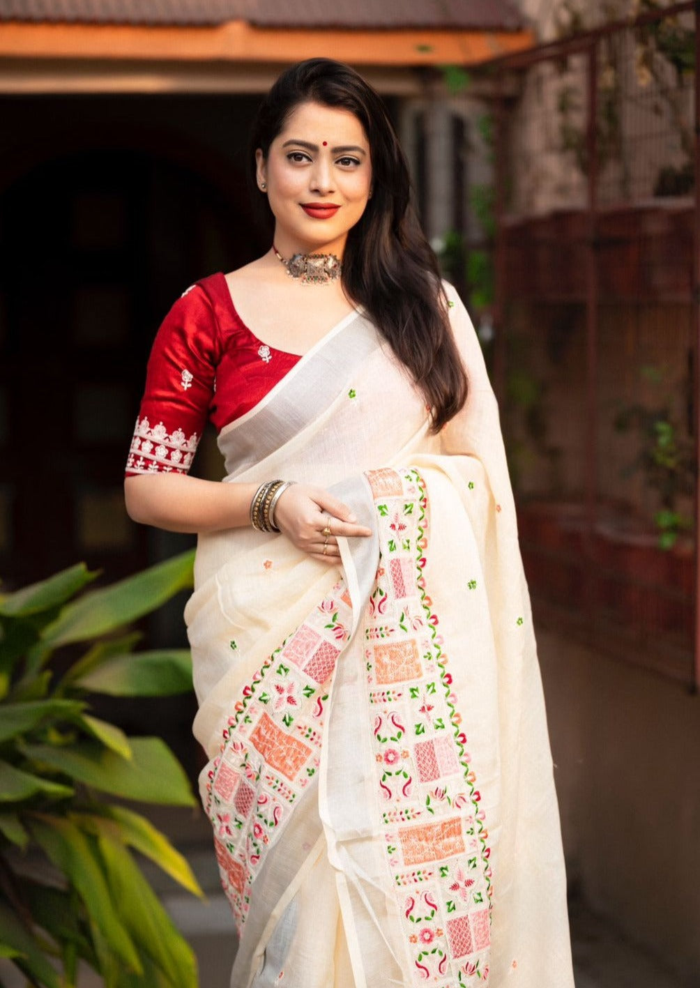 Soft Linen Saree With Silver Woven Pattu Border.