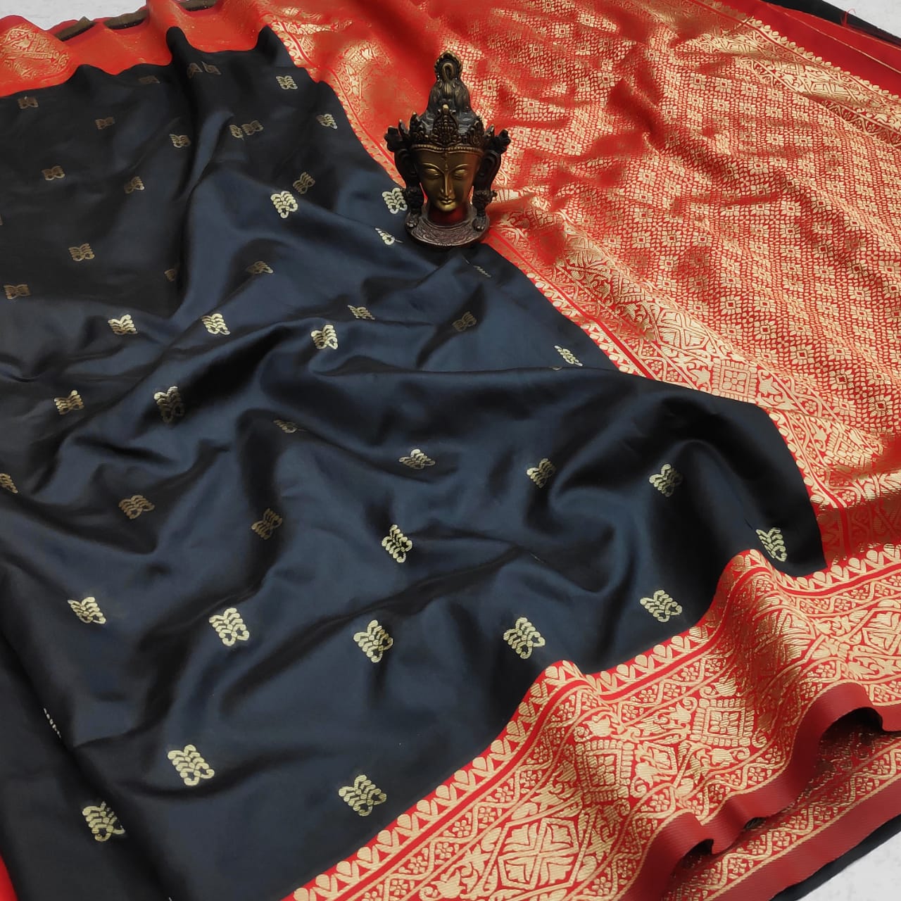 Black Color Golden Zari Weaving Jacquard Saree With Rich Pallu