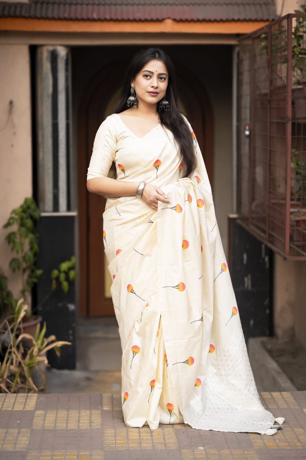 Cream Color Premium Soft Silk Saree With All Over Woven Rose Design And Silver Zari Woven Butti Soft Silk Blouse