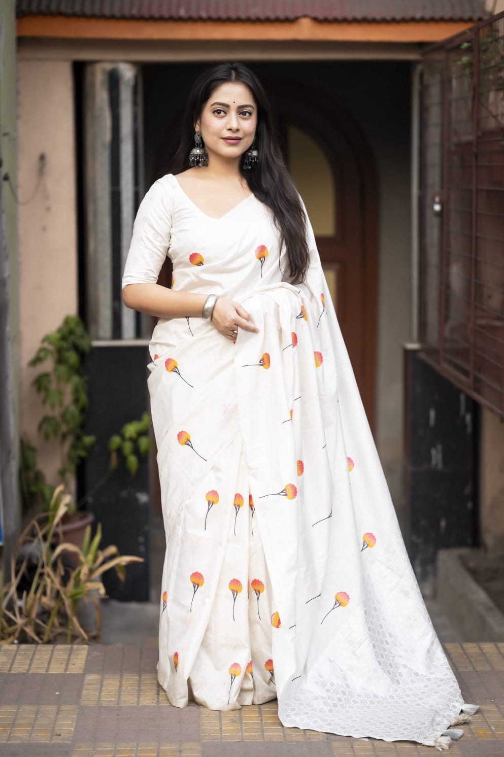 White Color Premium Soft Silk Saree With All Over Woven Rose Design And Silver Zari Woven Butti Soft Silk Blouse