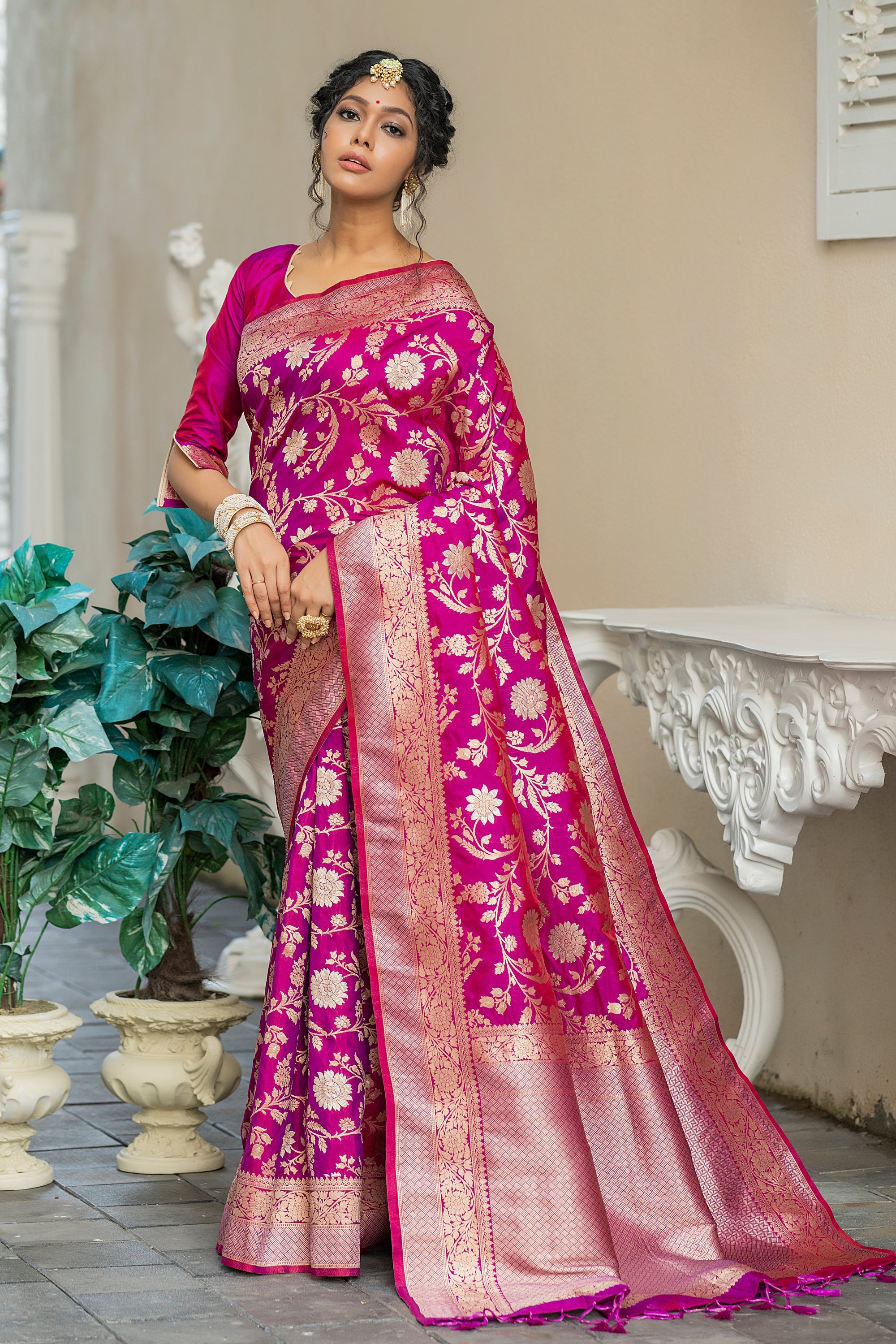 Dingy Dungeon Pink Woven Banarasi Silk Saree